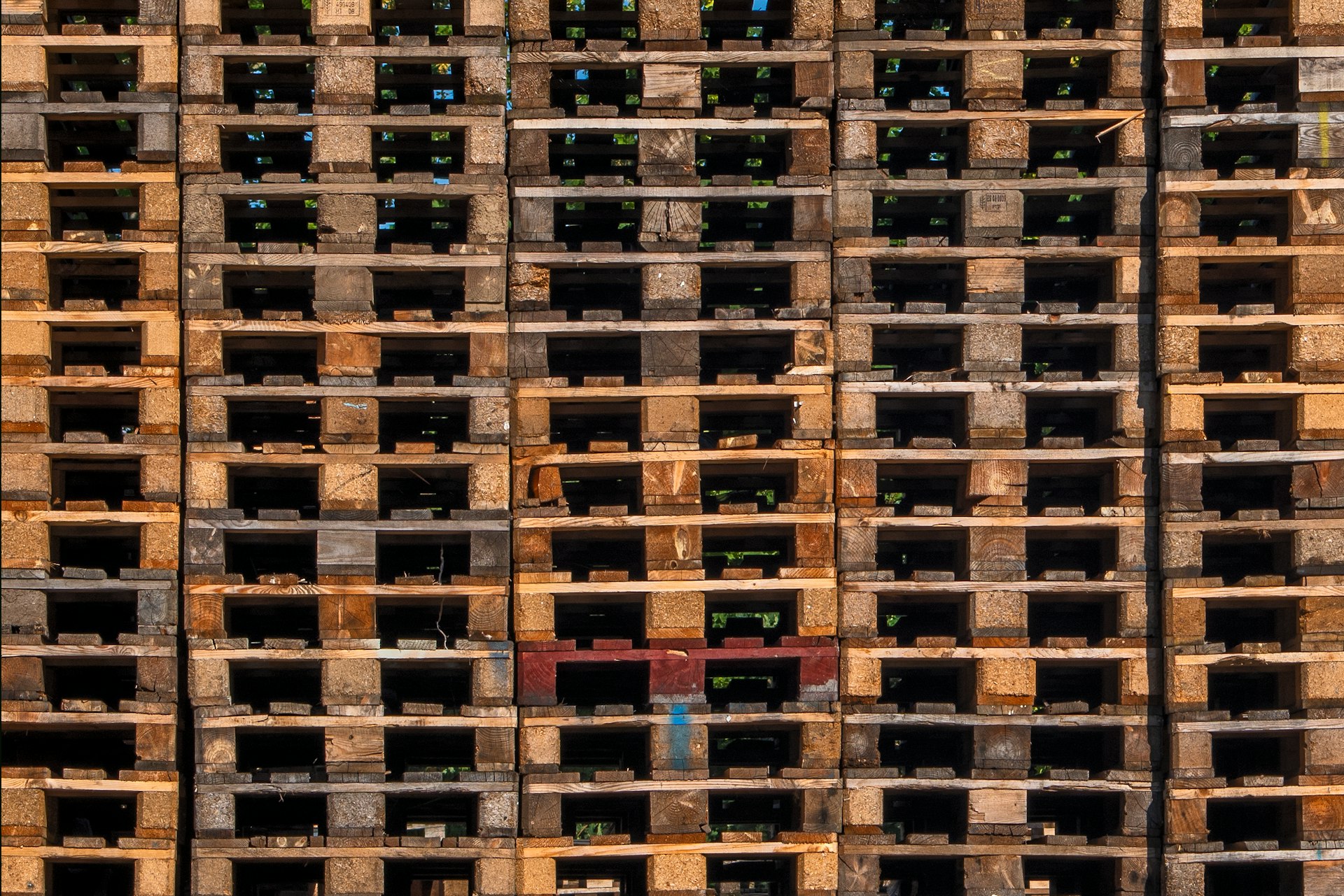 a large stack of wooden pallets stacked on top of each other