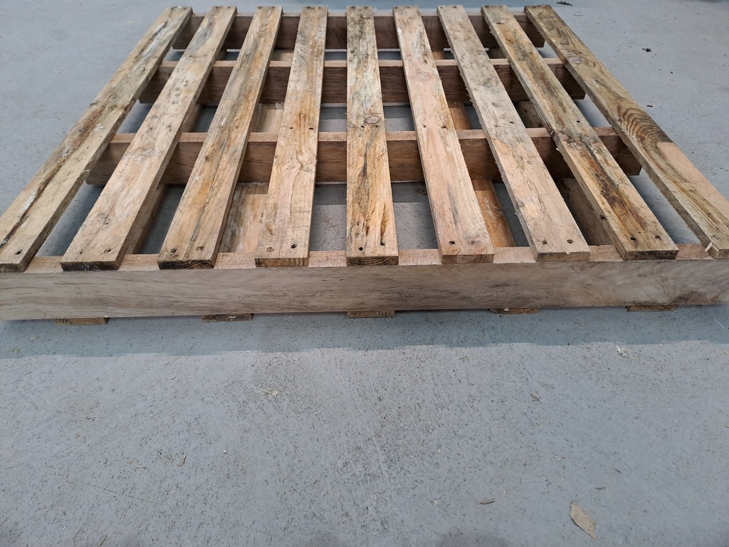 Pallet with bars 1070 x 1070